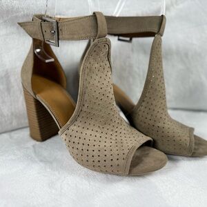 Universal Thread Tan Block Heel Sandals 8